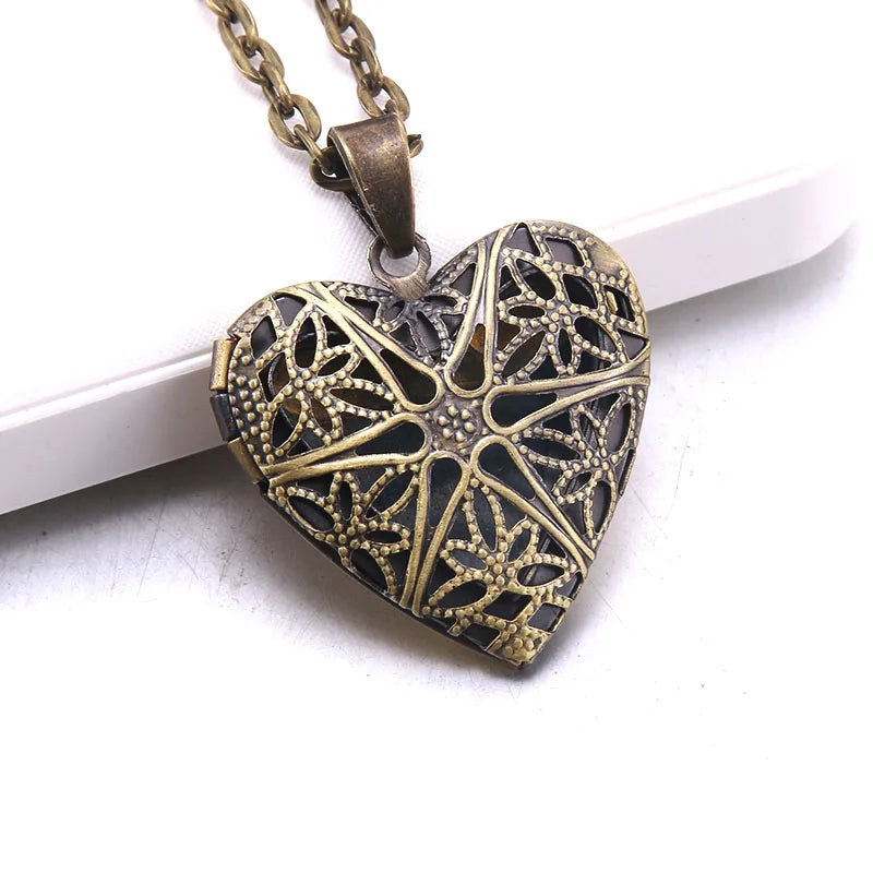 Heart Carved Flower stripe Locket Pendant Necklace
