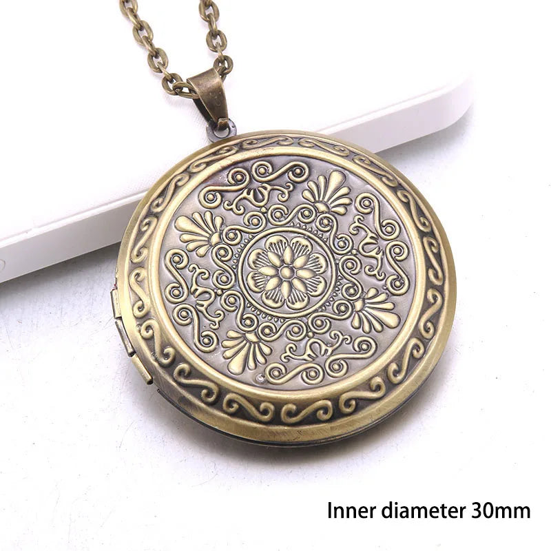 Heart Carved Flower stripe Locket Pendant Necklace