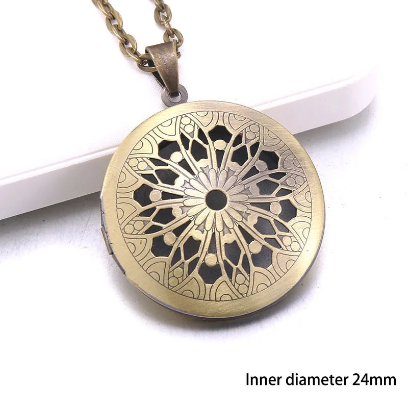 Heart Carved Flower stripe Locket Pendant Necklace
