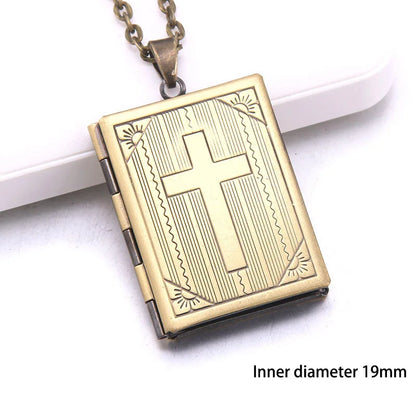 Heart Carved Flower stripe Locket Pendant Necklace