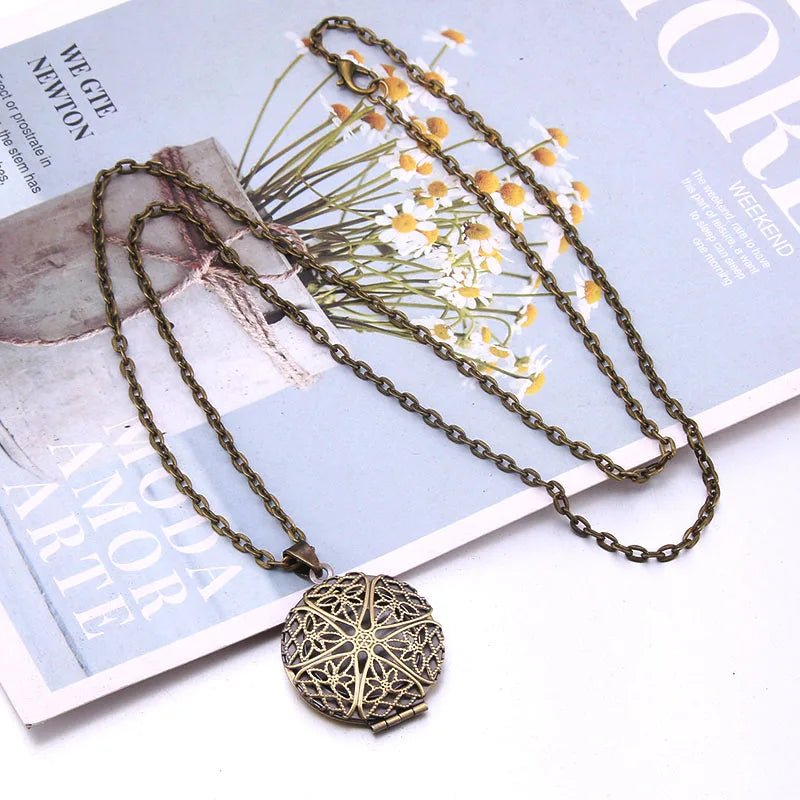 Heart Carved Flower stripe Locket Pendant Necklace