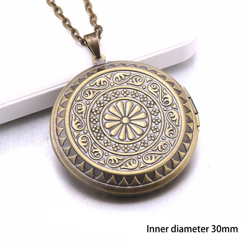 Heart Carved Flower stripe Locket Pendant Necklace